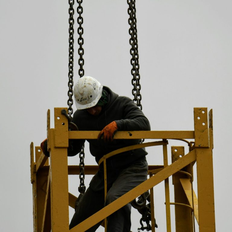 Montage einer Stahlkonstruktion auf der Baustelle