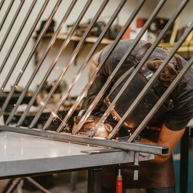 Schweißarbeiten an einer Stahlkonstruktion