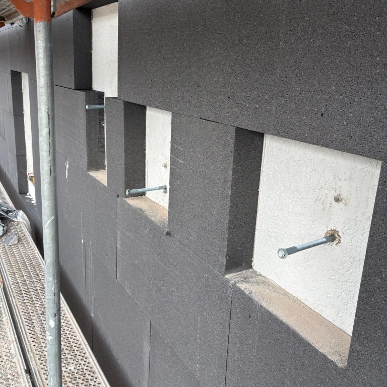 Eingeklebte Gewindestangen durch die Fassadendämmung, Dorsten