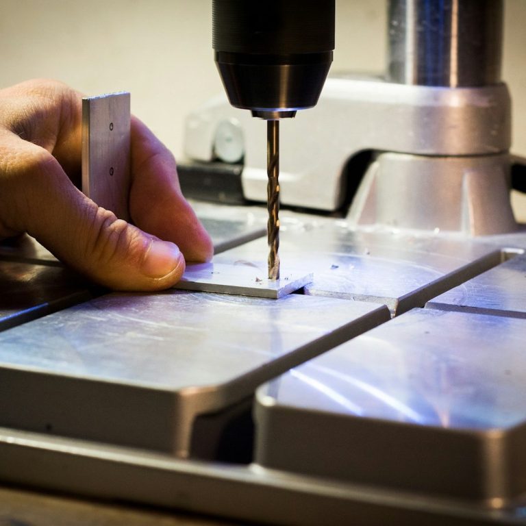 Metallbauteil wird in der Werkstatt gebohrt